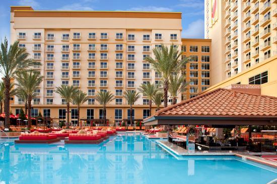 H2O Pool + Bar