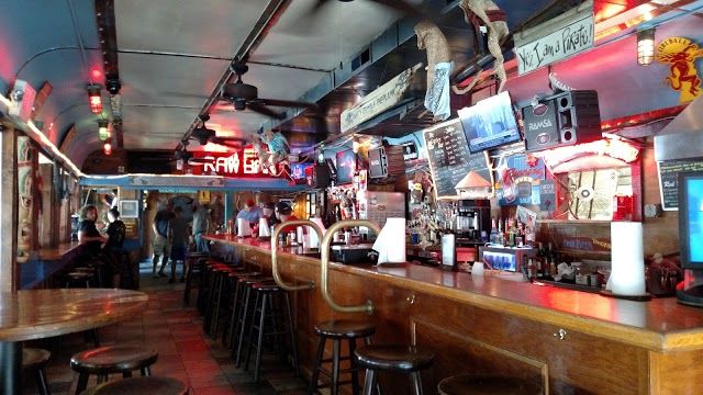 Harpoon Larry's Oyster Bar